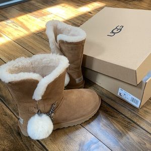 UGG Boots Classic Short Charm Brown Suede Size 8 New with Box